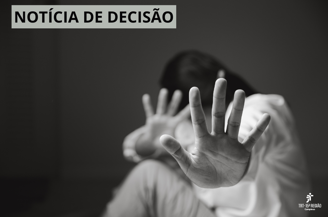 imagem em preto e branco de uma mulher sentada com as mãos a frente dela