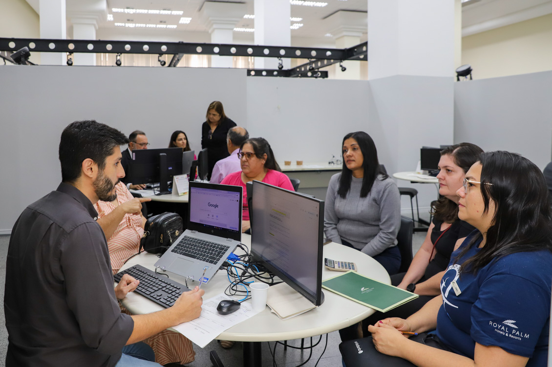 Representantes de empresa e de trabalhadora estão em mesa-redonda, participando de audiência mediada por servidor