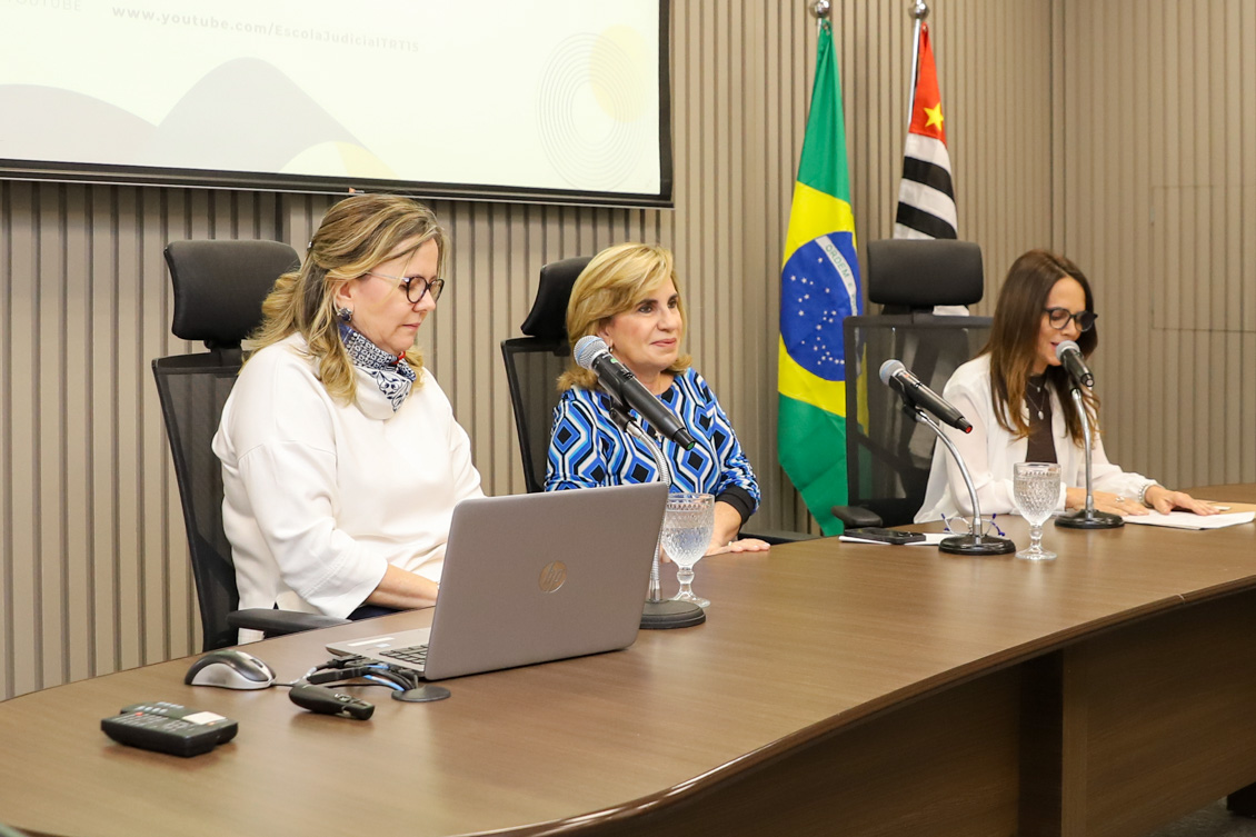 foto da mesa alta, com Dra. Ana Paula no centro, Dra. Eleonora, à esquerda, e Dra. Adriene, à direita da tela.
