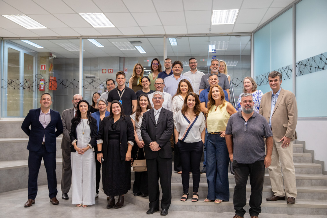 Participantes do evento posam em pé para a foto.