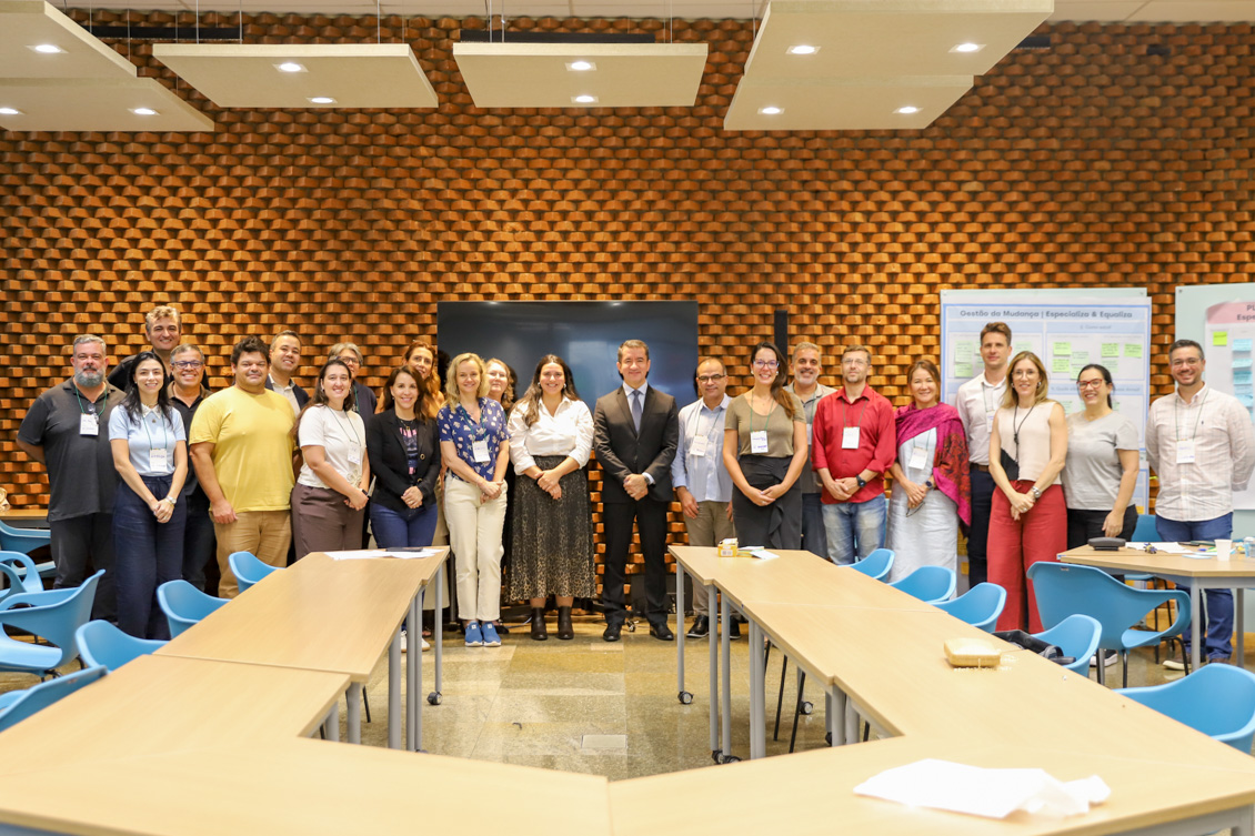 foto geral de todos os participantes em pé com o Dr. Renan Ravel no centro deles