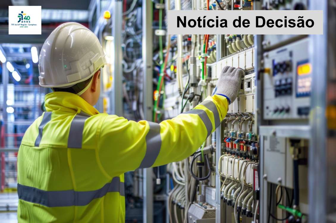 funcionário de empresa de energia mexe em equipamentos