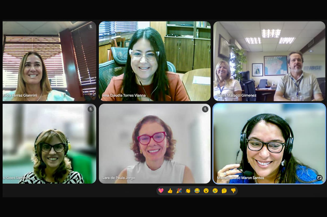 Captura de tela de uma reunião virtual com sete participantes em formato de grade