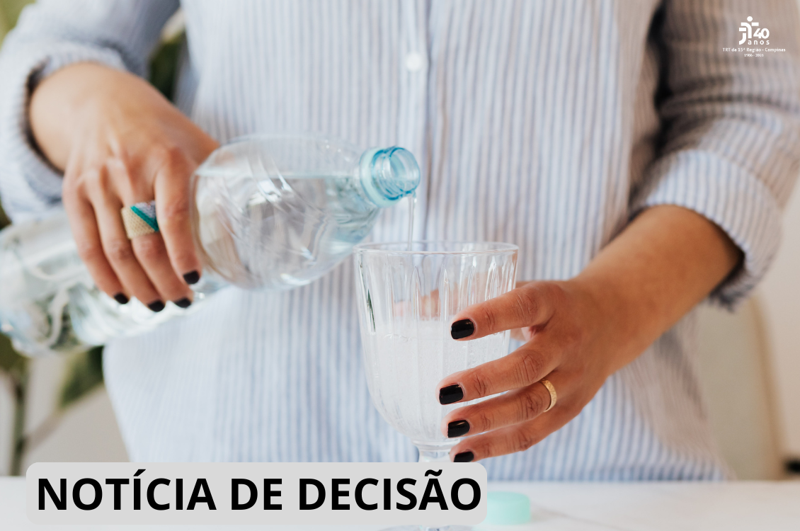 imagem de uma pessoa colocando água em um copo