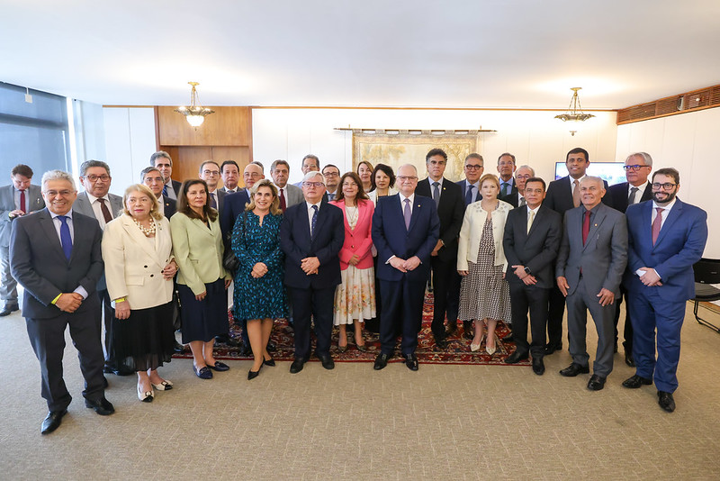presidentes de tribunais posam para foto com o ministro Fachin no Salão Nobre do STF. Todos de pé.