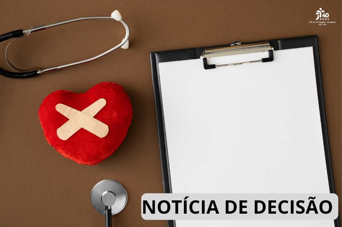 Foto retrata um receituário e um estetoscópio.