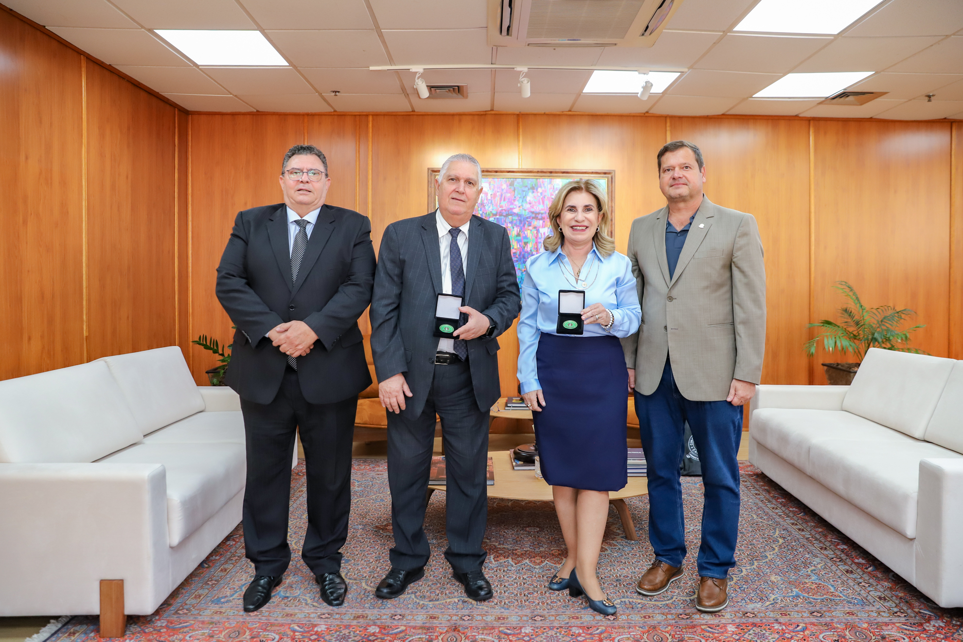 Representantes do Círculo Militar posam para foto com Dr. Helcio e Dra. Ana Paula segurando as medalhas