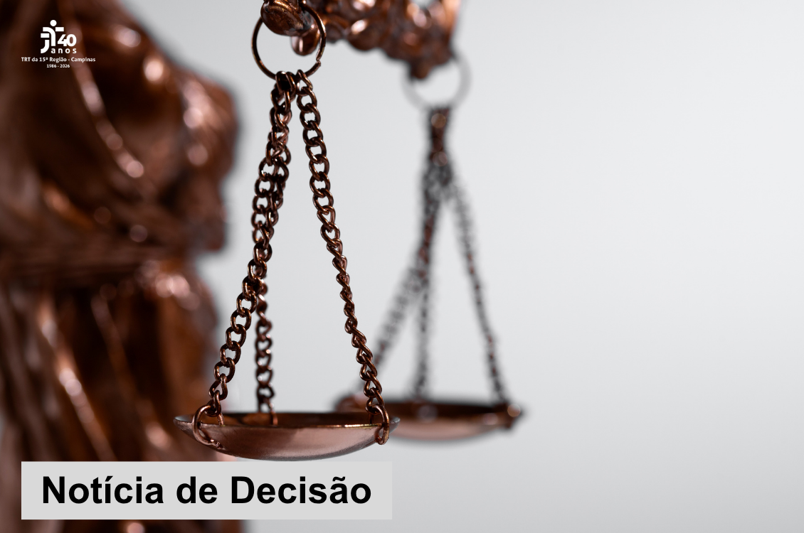 estátua de bronze parcial da justiça do lado esquerdo da tela, com foco na balança