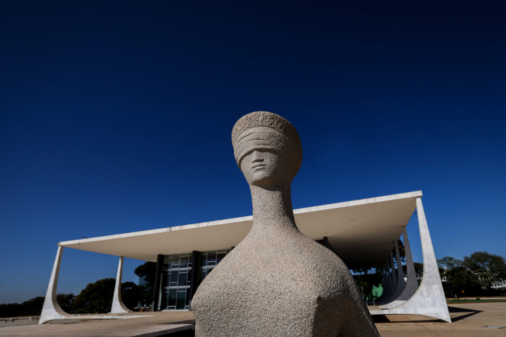 #ParaTodosVerem: imagem da fachada do palácio da justiça em brasília, com a estátua da justiça em primeiro plano