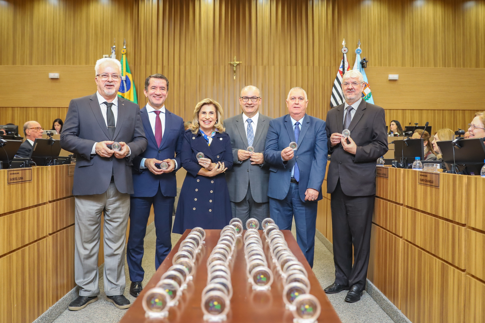 #ParaTodosVerem: membros da Administração posam para foto exibindo moedas