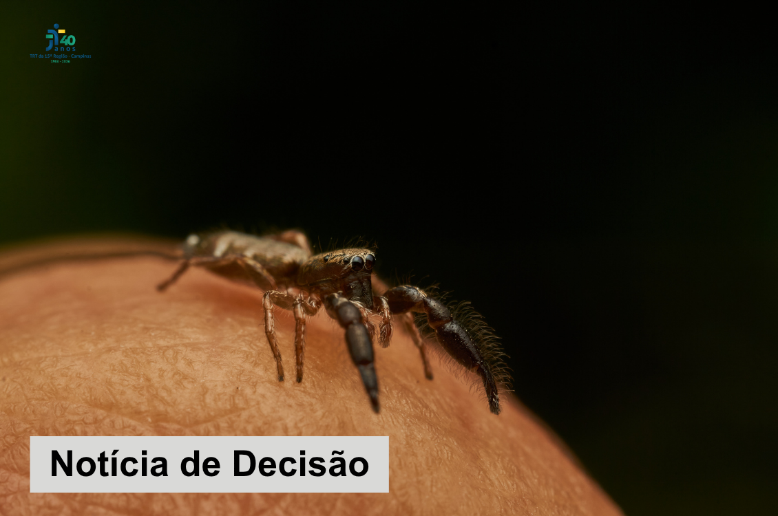 fundo preto com parte de uma mão com uma aranha