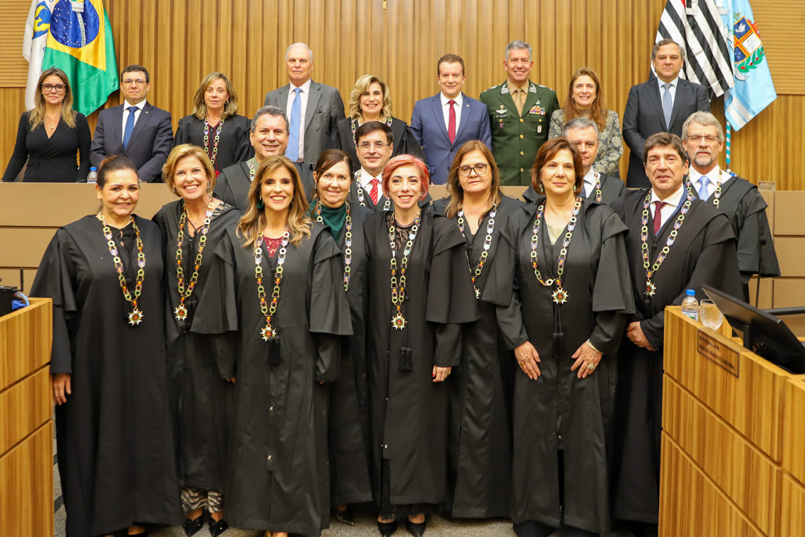 Os novos empossados posam para a foto junto as autoridades da Mesa Alta