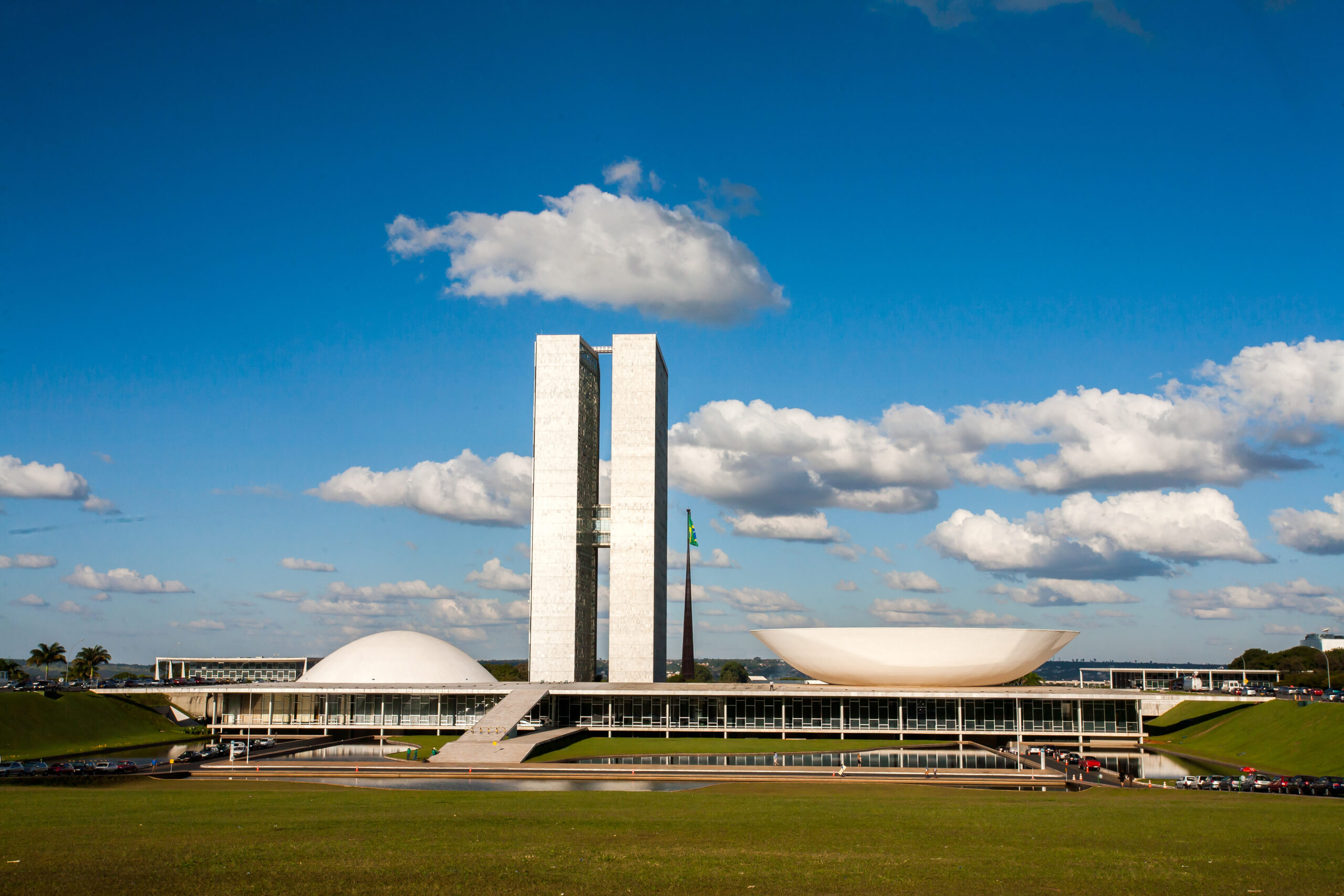 foto da Câmara dos Deputados com céu azul e nuvens