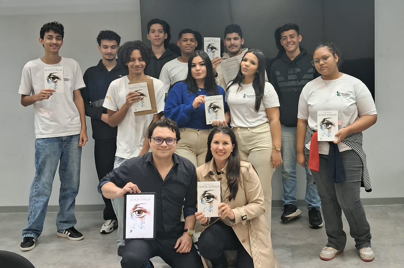 aprendizes estão segurando o livro de Conceição Evaristo, junto com os idealizadores do Projeto