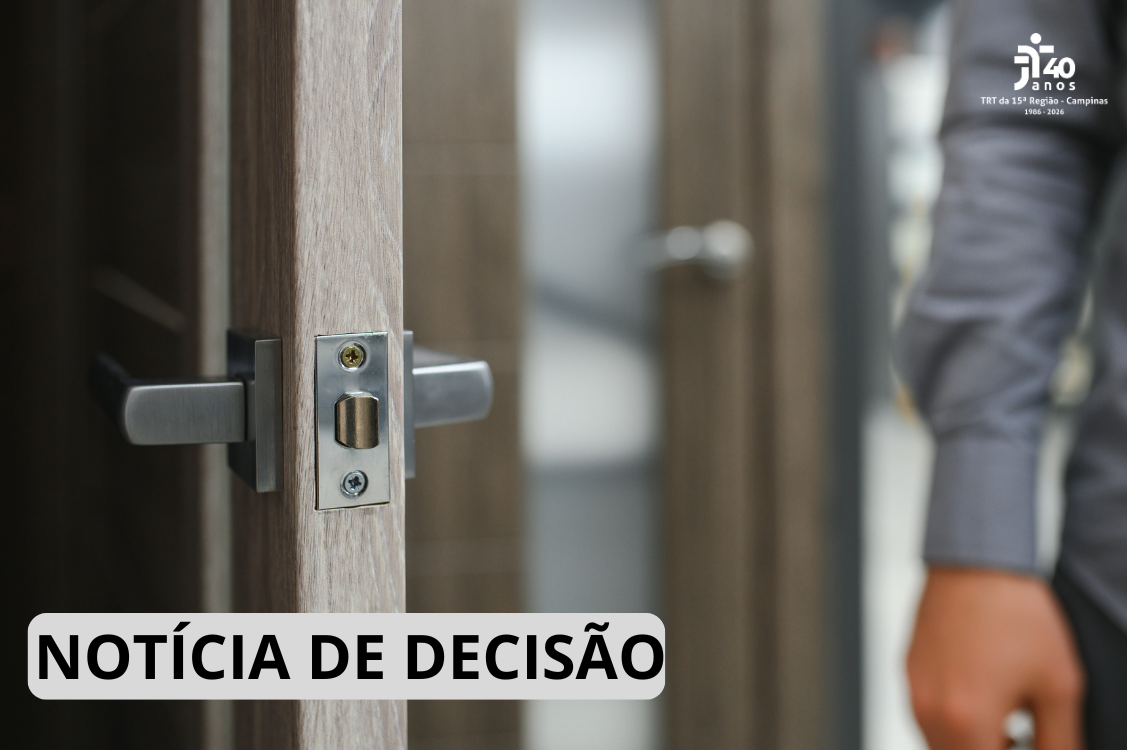 Uma porta de escritório entre aberta, lá consta um braço de uma pessoa, como se estivesse indo embora.