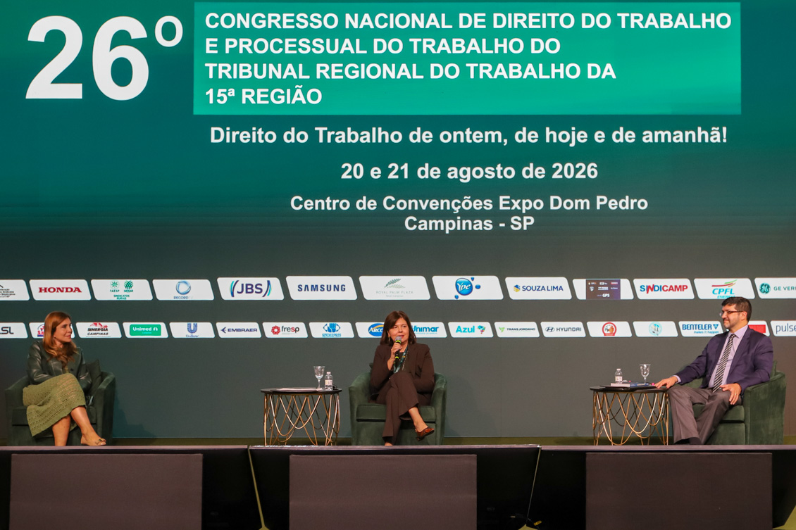Foto do painel com os palestrantes sentados.