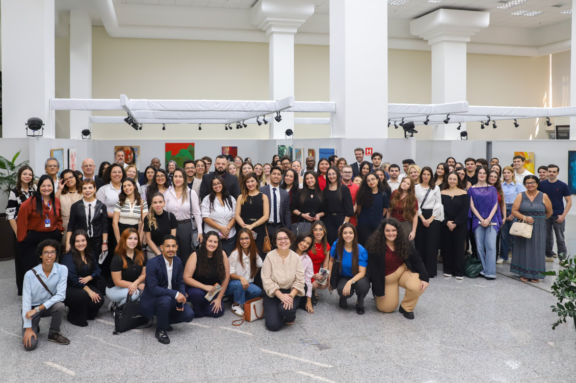 Grupo de estudantes posam para a foto no Espaço Cultural.